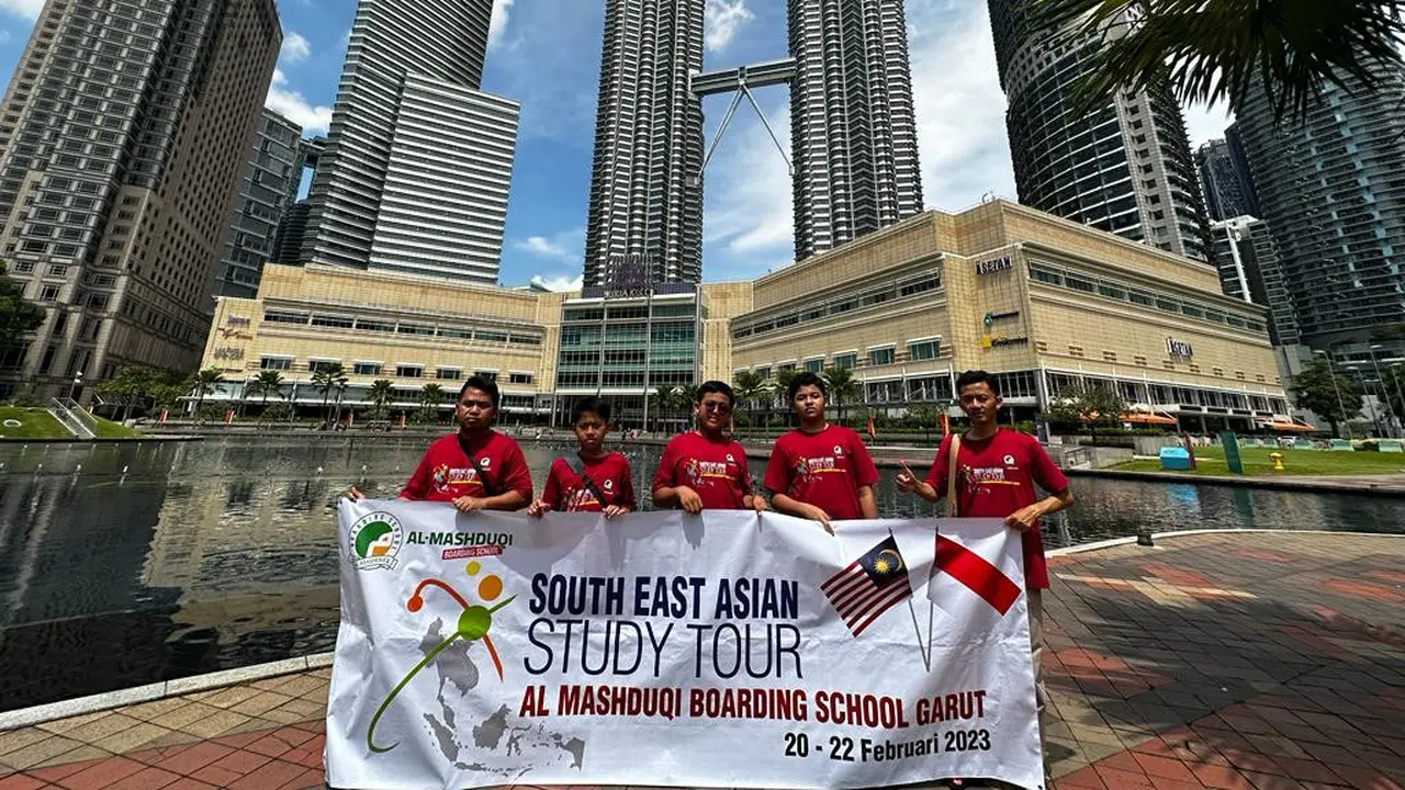 Lima siswa santri Al Mashduqi Boarding School (AMBS) Garut, Jawa Barat mendapat undangan spesial International Islamic School of Malaysia dalam program South East Asian study tour ke negeri Jiran Malaysia. (Liputan6.com/Jayadi Supriadin)