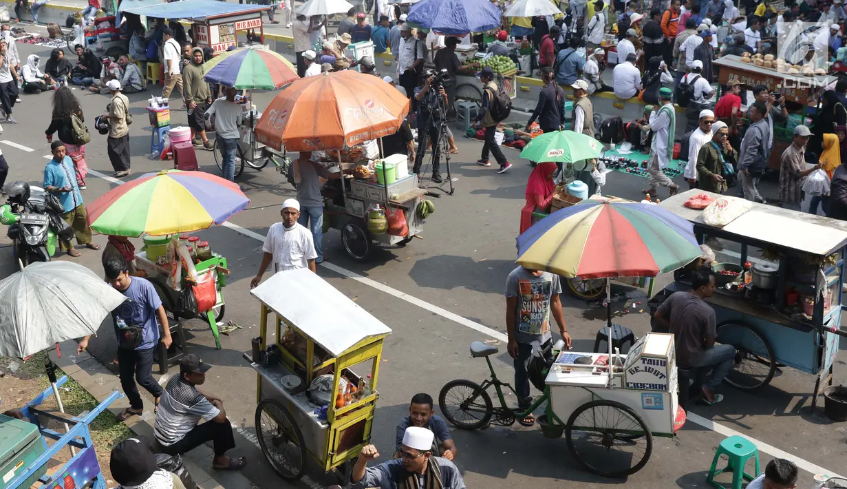 Deretan pedagang asongan berjejer di sekitaran Jalan Medan Merdeka Barat, Jakarta, Kamis (27/6/2019). Massa yang melakukan aksi terkait sidang putusan perselisihan hasil Pilpres 2019 memberi keuntungan bagi para pedagang. (Liputan6.com/Helmi Fithriansyah)