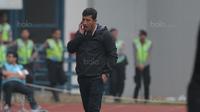 Pelatih Persebaya Surabaya, Angel Alfredo Vera saat mendampingi timnya melawan PSPS Riau pada laga 8 Besar Liga 2 Grup Y di Stadion GBLA, Bandung, Sabtu (18/11/2017). Persebaya Menang 1-0. (Bola.com/Nicklas Hanoatubun)