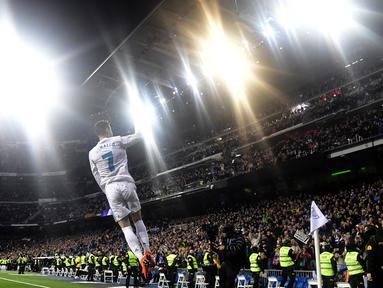 Gaya Cristiano Ronaldo merayakan gol ke gawang Girona FC pada lanjutan La Liga Santander di Santiago Bernabeu stadium, Madrid, (18/3/2018). Madrid menang 6-3. (AFP/Javier Soriano)