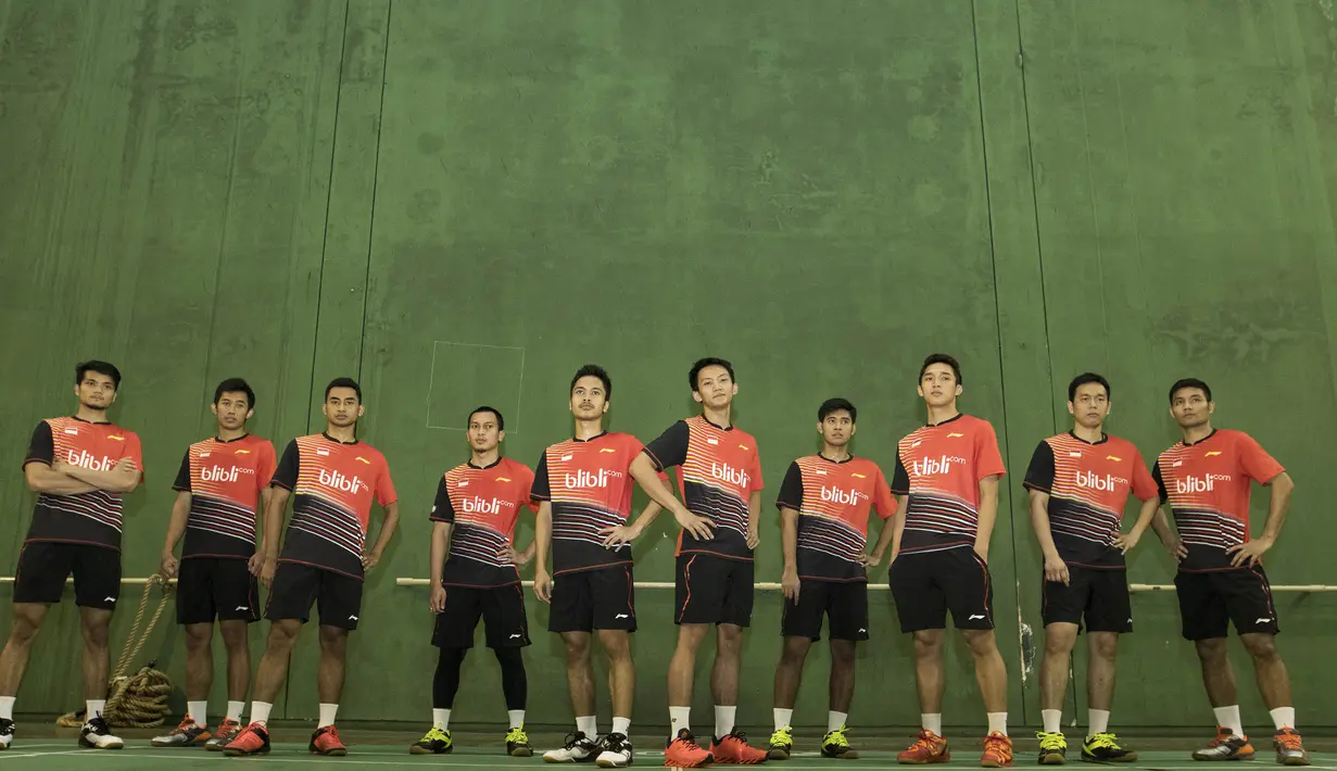 Tim kualifikasi Piala Thomas 2016 berpose menggunakan kostum baru. Para personil Piala Thomas dan Uber Indonesia tersebut akan bertanding pada babak kualifikasi di India. (Bola.com/Vitalis Yogi Trisna)