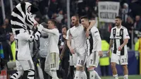 Bek Juventus Leonardo Bonucci (tengah) merangkul Cristiano Ronaldo usai mereka mengalahkan Atletico Madrid pada leg kedua babak 16 besar Liga Champions di Allianz Stadium, Turin, Selasa (12/3). Atletico tersingkir dari Liga Champions.(AP Photo/Luca Bruno)