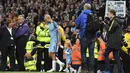 Bek Manchester City, Pablo Zabaleta, bersama anaknya usai pertandingan Liga Inggris melawan West Bromwich Albion di Stadion Etihad, Selasa, (16/05/2017). Zabaleta resmi pamit dari klub Manchester City. (AFP/Anthony Devlin)