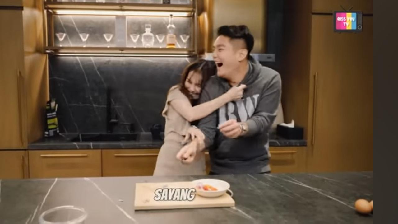 Potret Boy William Masak Telur Dadar Untuk Ayu Ting Ting Kocak tapi Romantis, Salah Pakai Pisau Malah Dapat Pelukan