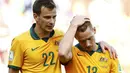 Pemain belakang Australia, Alex Wilkinson (kiri) menghibur rekan setimnya, Oliver Bozanic usai dikalahkan Belanda 2-3 di Stadion Beira Rio, Porto Alegre, Brasil, (18/6/2014). (REUTERS/Stefano Rellandini)