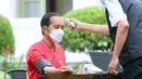 Presiden Joko Widodo atau Jokowi menjalani penapisan kesehatan saat mengikuti vaksinasi COVID-19 di Istana Kepresidenan, Jakarta, Rabu (27/1/2021). Proses penyuntikan vaksin Covid-19 diawali dengan pemeriksaan tekanan darah. (Lukas/Biro Pers Sekretariat Presiden)