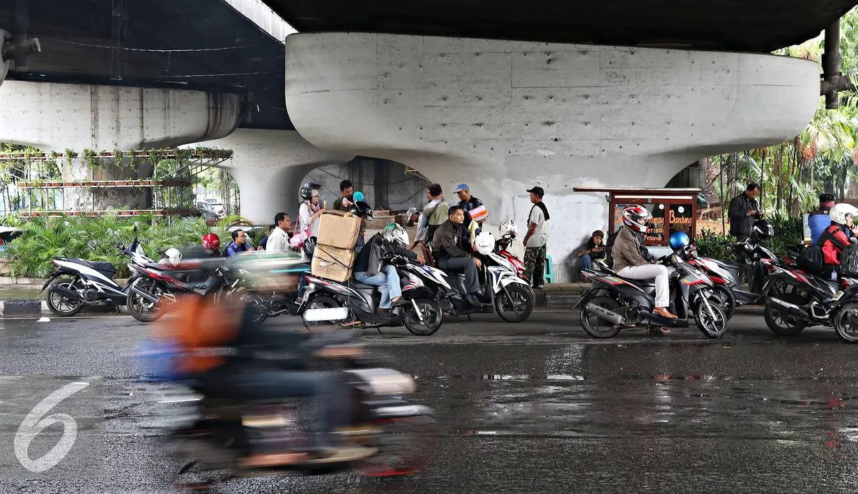 Pengendara sepeda motor berteduh di bawah flyover saat hujan turun, Jakarta, Senin (16/11). Memasuki musim hujan, polisi meminta pengendara untuk tidak berteduh di sembarang tempat, khususnya di bawah fly over. (Liputan6.com/Immanuel Antonius)