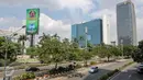 Sebuah mobil melewati jalan protokol yang lengang di kawasan Kuningan, Jakarta, Kamis (16/7/2015). H-1 jelang Lebaran, situasi Ibukota Jakarta sudah sepi ditinggal warganya yang mudik ke kampung halaman. (Liputan6.com/Faizal Fanani)