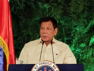 Presiden terpilih Filipina Rodrigo Duterte memberikan pidato usai dilantik di Istana Malacanang di Manila, Filipina, Kamis (30/6). Rodrigo mengatakan akan menerima mandat rakyat itu dengan kerendahan hati. (REUTERS/Erik De Castro)
