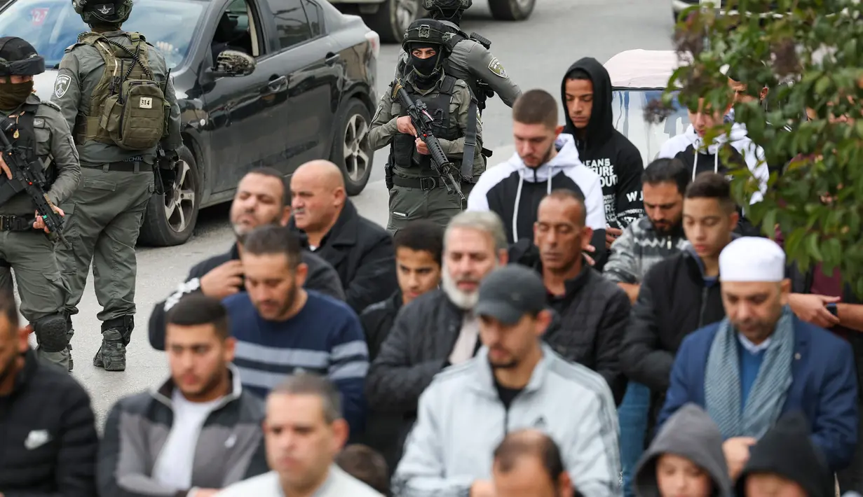 Pertempuran antara Israel dan kelompok militan Hamas di Gaza hingga kini masih berlangsung. (AHMAD GHARABLI/AFP)