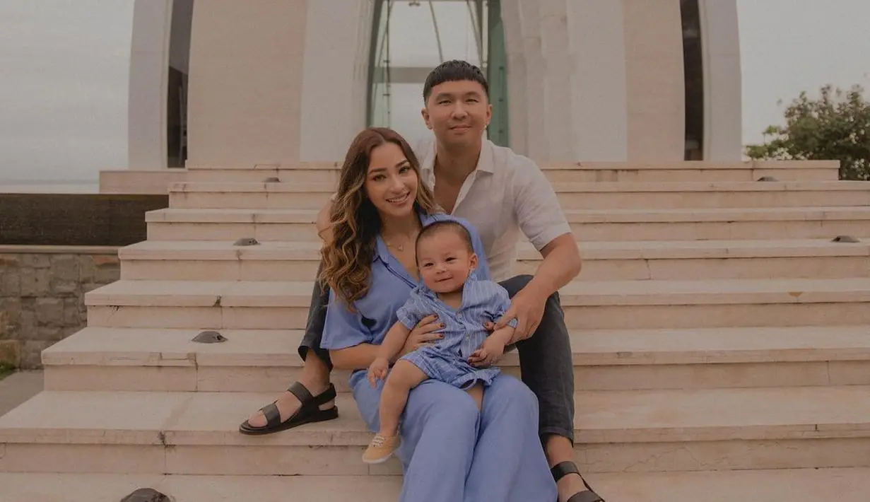 Potret keluarga bahagia ala Nikita Willy dan Indra Priawan. Nikita dan sang buah hati kompak kenakan outfit berwarna biru, sedangkan Indra tampil kasual dengan kemeja lengan pendek berwarna broken white dan celana panjang hitam. [Foto: Instagram/nikitawillyofficial94]