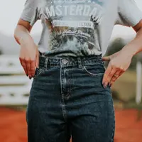 Mom jeans menjadi gaya fashion yang paling banyak ditelusuri di berbagai negara di dunia dalam setahun terakhir. (Foto: Unsplash.com/ Jornada Produtora).