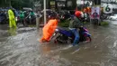 Beberapa kendaraan tampak mogok setelah nekat menerjang banjir. (merdeka.com/Arie Basuki)