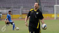 Pelatih Persib, Dejan Antonic (kanan) saat memimpin latihan jelang final Turnamen Piala Bhayangkara 2016 di Stadion GBK Jakarta, Sabtu (2/4/2016). Laga final Piala Bhayangkara mempertemukan Persib dan Arema Cronus. (Liputan6.com/Helmi Fithriansyah)
