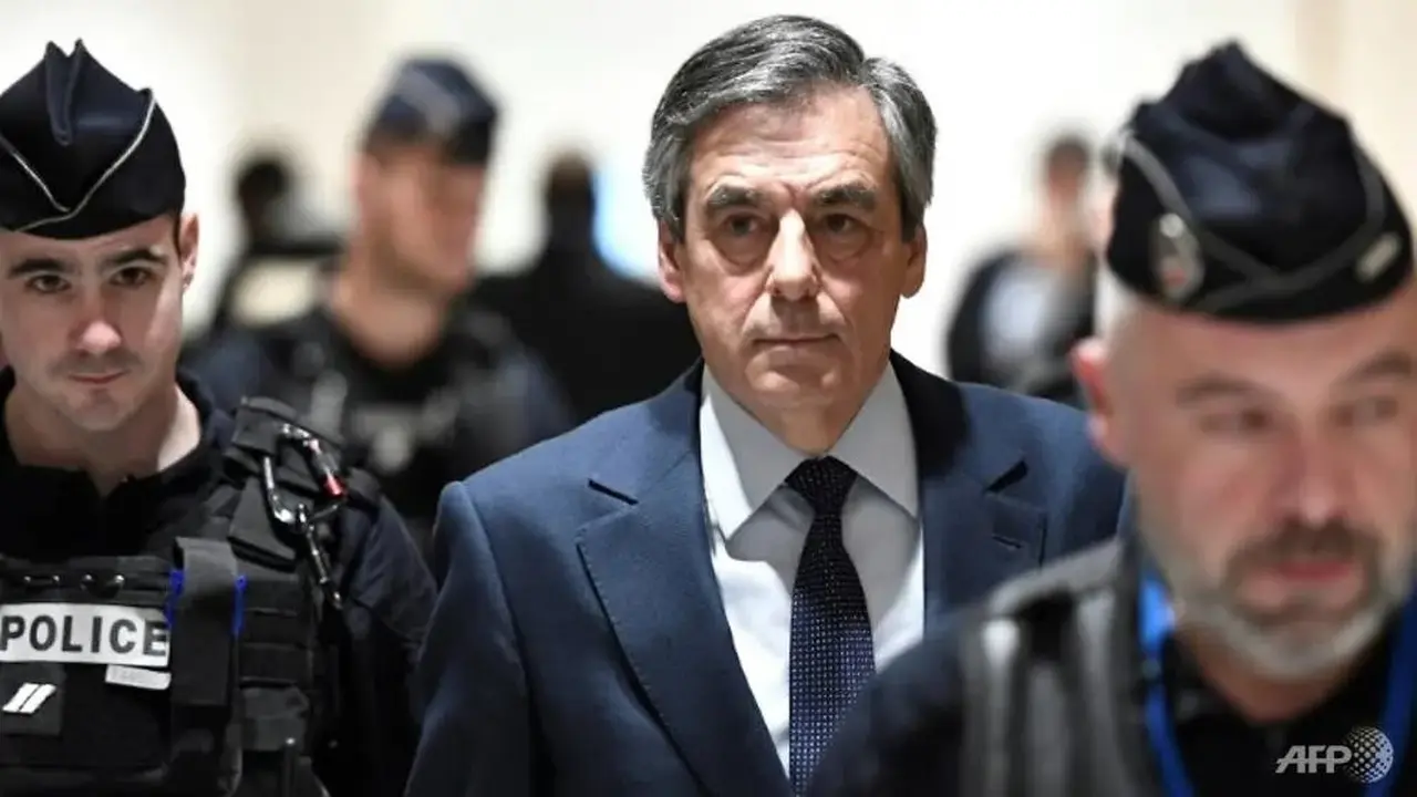 Mantan Perdana Menteri Prancis Francois Fillon menjalani sidang atas vonis penipuan.