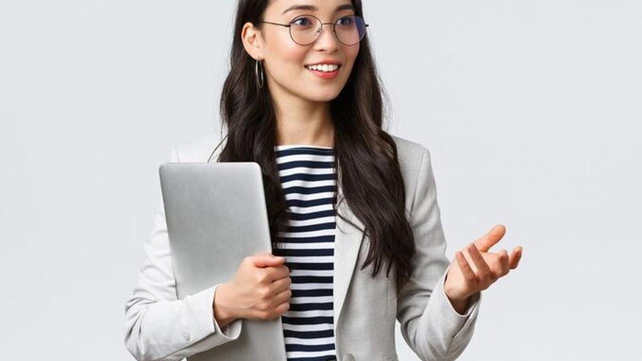 Yang terakhir adalah salesmanship skillnya rendah. Seorang salesman harus bisa mengupgrade diri menjadi lebih baik, mulai dari cara bicara, pembawaan diri, karena seorang sales harus cerdas dalam membaca situasi dan menyesuaikan diri.