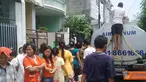 Hampir setiap wilayah di Jakarta kekuarangan air bersih tidak terkecuali di Kelurahan Krukut, Gang Abdullah III, Jakarta Barat. Warga yang kekurangan air bersih mengantri dengan tertib  ketika pasokan air bersih datang. 