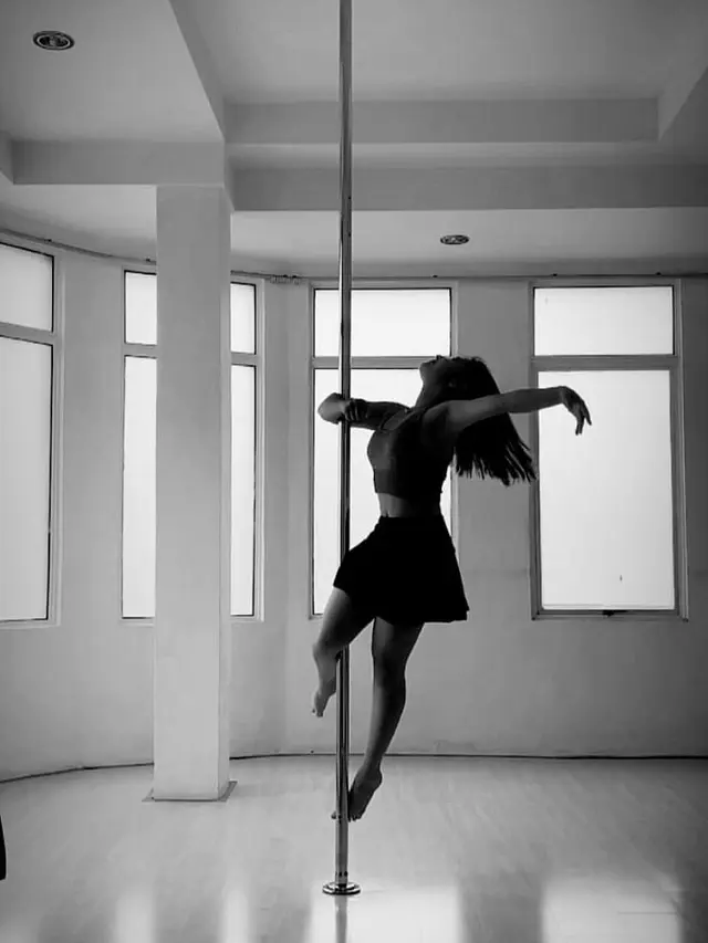 Potret Prilly Latuconsina Latihan Pole Dance (sumber: instagram/@prillylatuconsina96)