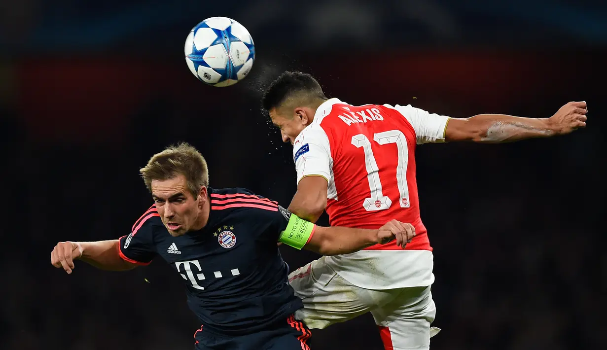 Bek Muenchen, Philipp Lahm (kiri) berebut bola udara dengan penyerang Arsenal, Alexis Sanchez pada pertandingan liga Champions di Emirates Stadium, London, Inggris  (20/10/15). Arsenal menang atas Muenchen dengan skor 2-0. (Reuters/Dylan Martinez)