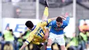 Gelandang Napoli, Jorge Jorginho, berebut bola dengan penyerang Frosinone, Luca Paganini, pada laga Serie A di Stadion Matusa, Italia, Minggu (10/1/2016). Napoli berhasil menang 5-1. (EPA/Vicenzo Artiano)