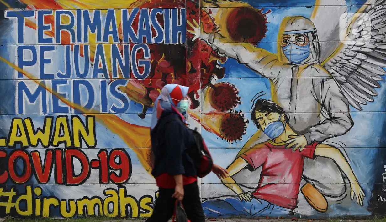 Warga melintasi mural ajakan melawan COVID-19 di Depok, Jawa Barat, Selasa (14/4/2020). Pemprov Jawa Barat akan memulai pembatasan sosial skala besar di Bogor, Depok, Bekasi pada Rabu (15/4) dengan menyiapkan anggaran Rp4 triliun sebagai jaring pengaman sosial. (Liputan6.com/Helmi Fithriansyah)