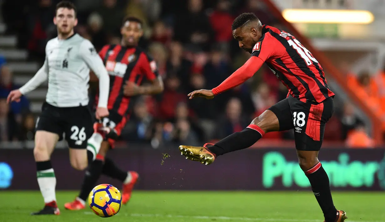Striker AFC Bournemouth, Jermain Defoe, melepaskan tendangan ke gawang Liverpool pada laga Premier League di Stadion The Vitality, Minggu (17/12/2017). Liverpool menang 4-0 atas AFC Bournemouth. (AFP/Glyn Kirk)