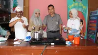 Sunda Galih, mahasiswa Institut Pertanian Bogor dan penerima beasiswa SCG Sharing the Dream 2023, mengusung program E-Mission yang mengolah minyak jelantah untuk memperbaiki kualitas air bersih. (dok. SCG)