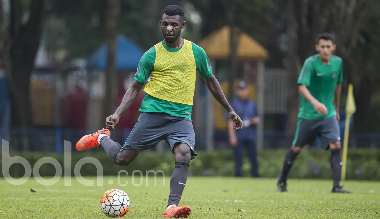 Bek Sriwijaya FC, Yanto Basna, menggiring bola saat mengikuti seleksi Timnas Indonesia U-22 di Lapangan SPH Karawaci, Banten, Selasa (28/2/2017). (Bola.com/Vitalis Yogi Trisna)