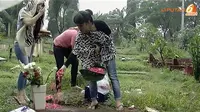 Cium Bunga Kuburan, Julia Perez Langsung Datangi Makam Ayah