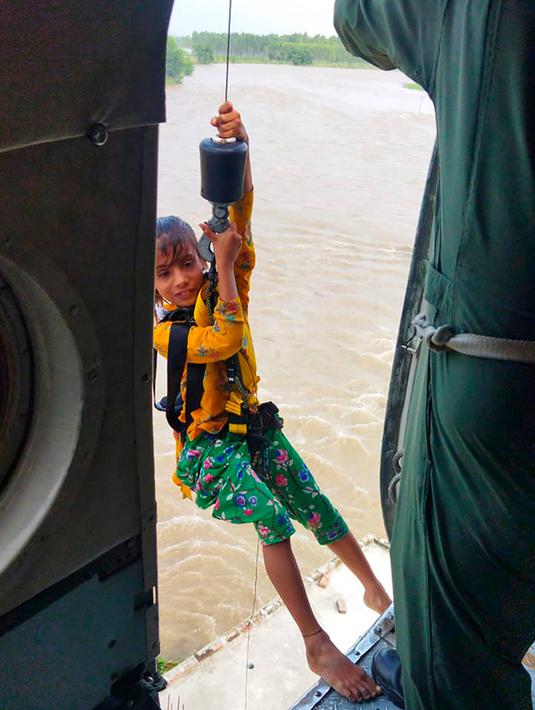 Musim hujan di India tak jarang menciptakan banjir dan tanah longsor. Bencana ini lalu menyebabkan banyak orang tewas. (Indian Air Force via AP)