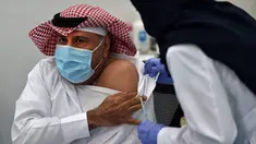 Warga sipil pertama saat menjalani penyuntikan vaksin Covid-19 di pusat vaksinasi yang diawasi Kementerian Kesehatan Arab Saudi di Riyadh, Arab Saudi, Kamis (17/12/2020). Arab Saudi akhirnya memulai vaksinasi Covid-19 setelah menerima dua pengiriman vaksin Pfizer-BioNTech. (AFP/Fayez Nureldine)