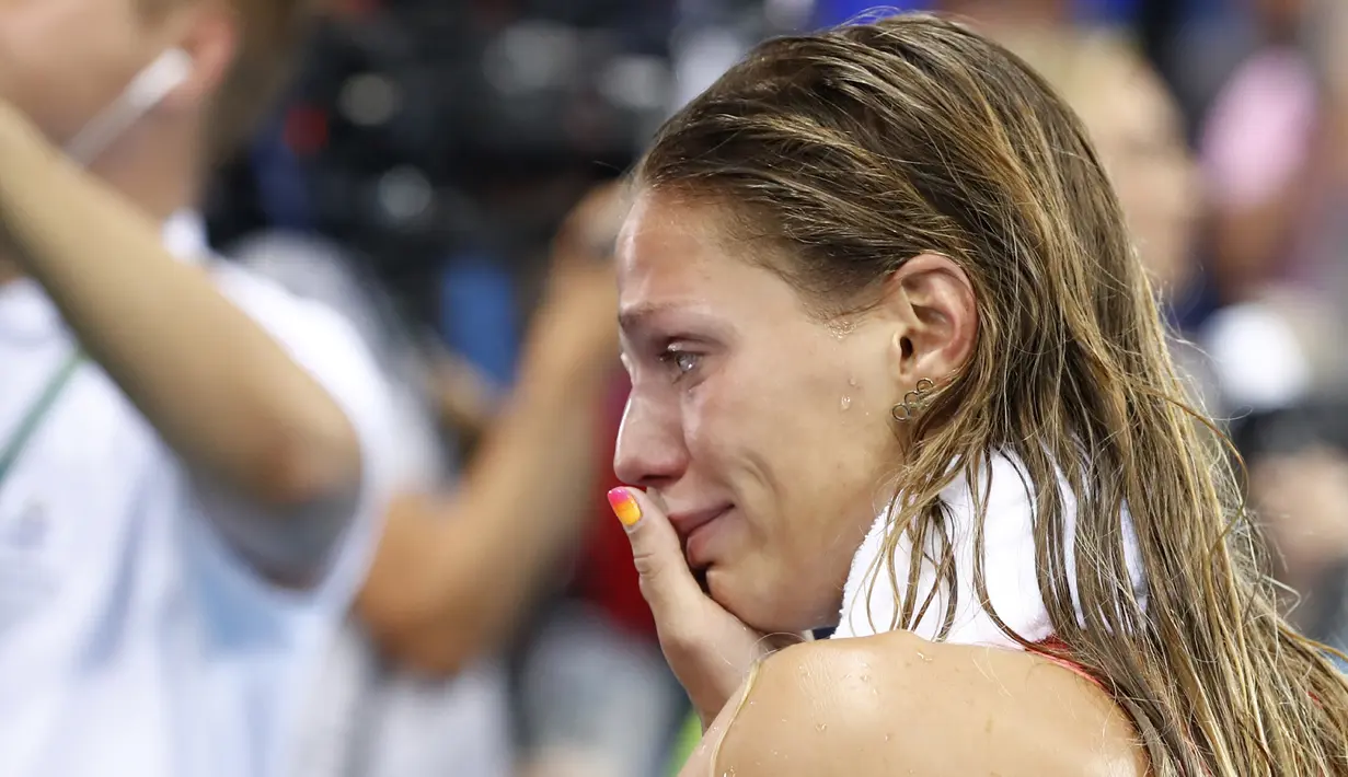 Atlet renang putri Rusia, Yulia Efimova mengusap air matanya saat merayakan kemenangannya meraih medali perak pada nomor gaya dada 100 meter Olimpiade Rio 2016, 8 Agustus 2016. (AFP PHOTO/ Odd Andersen)