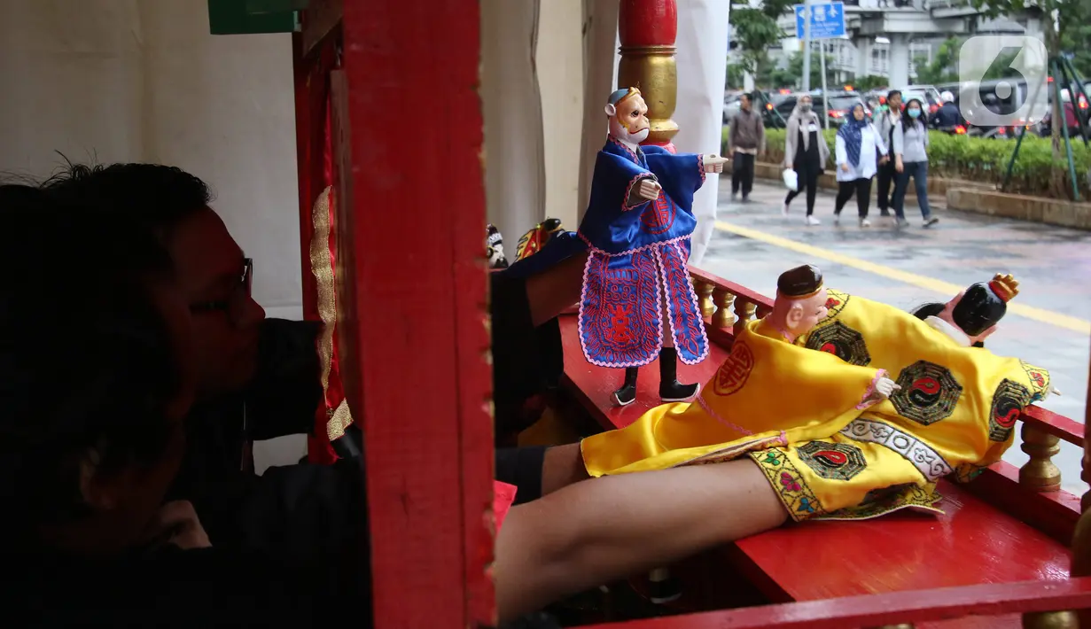 <p>Dalang memainkan wayang potehi di Taman Budaya Dukuh Atas, Jakarta, Jumat (7/2/2020). Pagelaran pertunjukan wayang Tionghoa ini merupakan rangkaian kebudayan imlek yang di gelar oleh Pemprov DKI Jakarta. (Liputan6.com/Angga Yuniar)</p>