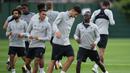 Para pemain Liverpool melakukan sesi latihan jelang laga  kualifikasi liga Champions di Melwood, Liverpool, Selasa (22/8/2017). Liverpool akan menghadapi Hoffenheim. (AFP/Oli Scarff)
