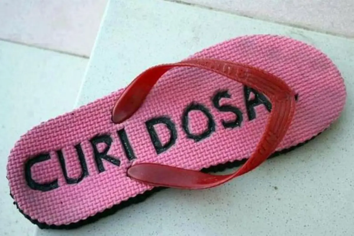 [Bintang] Cara Orang Indonesia Lindungi Sandal dari Maling Saat Tarawih