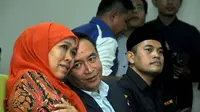 Menteri Sosial Khofifah Indar Parawansyah (kiri) saat menghadiri Temu Karya Nasional VII Karang Taruna di Jakarta, Rabu (20/5/2015). Pemerintah menargetkan menurunkan kemiskinan yang saat ini 10,96 persen menjadi 7 persen. (Liputan6.com/Helmi Afandi) 