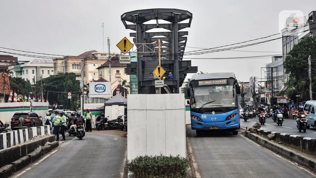 Mamantau Progres Revitalisasi Halte Transjakarta Kebon Pala
