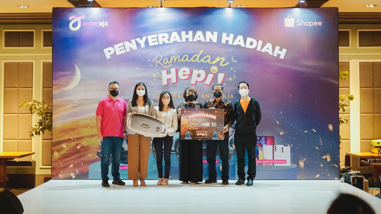 Penyerahan hadiah secara simbolis bagi para pemenang program apresiasi seller setia Anteraja.