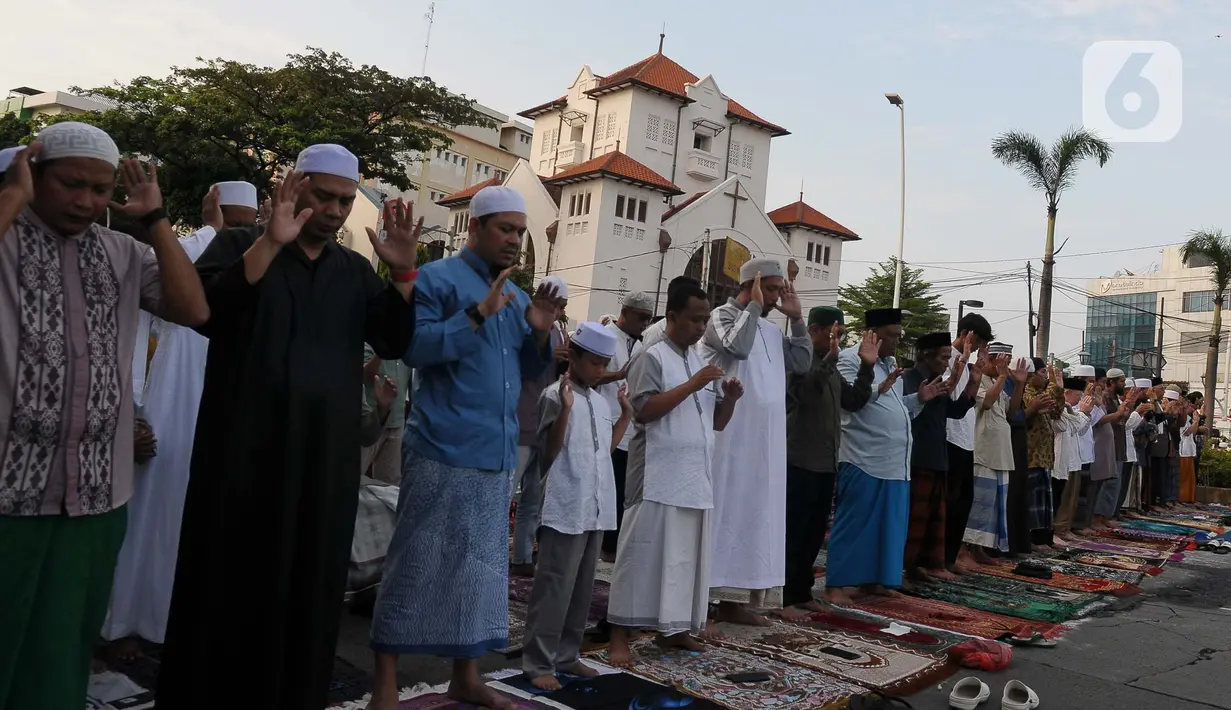 Ribuan warga memadati jalan Matraman Jatinegara Barat, Jakarta Timur, untuk melaksanakan Shalat Idul Adha 1444 H, pada Kamis (26/6/2023) pagi. (merdeka.com/Imam Buhori)