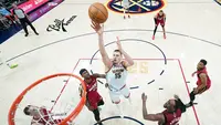 Center Denver Nuggets,&nbsp;Nikola Jokic, berhasil membawa timnya menjuarai NBA 2022/2023 setelah mengalahkan Miami Heat dengan agregat 4-1. Pada game kelima di&nbsp;Ball Arena, Denver, Colorado, Selasa (13/6/2023) pagi WIB, Nuggets menang 94-89 atas Heat. (POOL / GETTY IMAGES NORTH AMERICA / Getty Images via AFP)