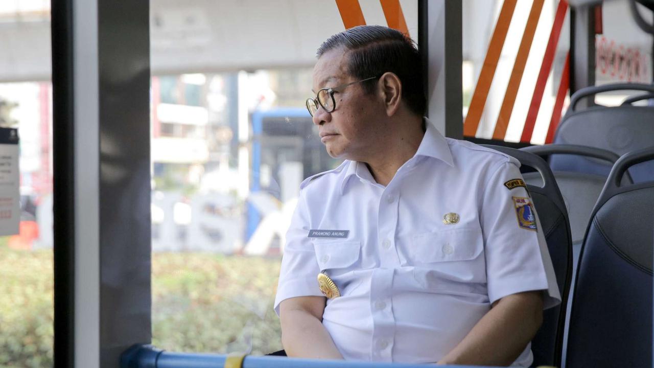 Momen Pramono Anung Naik Transjakarta di Hari Pertama ASN Wajib Gunakan Transportasi Umum