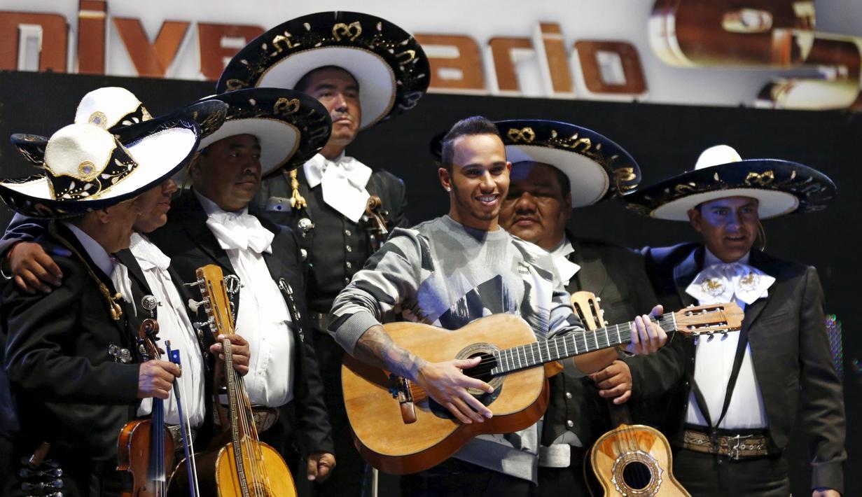 Lewis Hamilton bermain gitar bersama band mariachi di Coliseo Arena, Mexico City, (28/10/2015). (Reuters/Henry Romero)