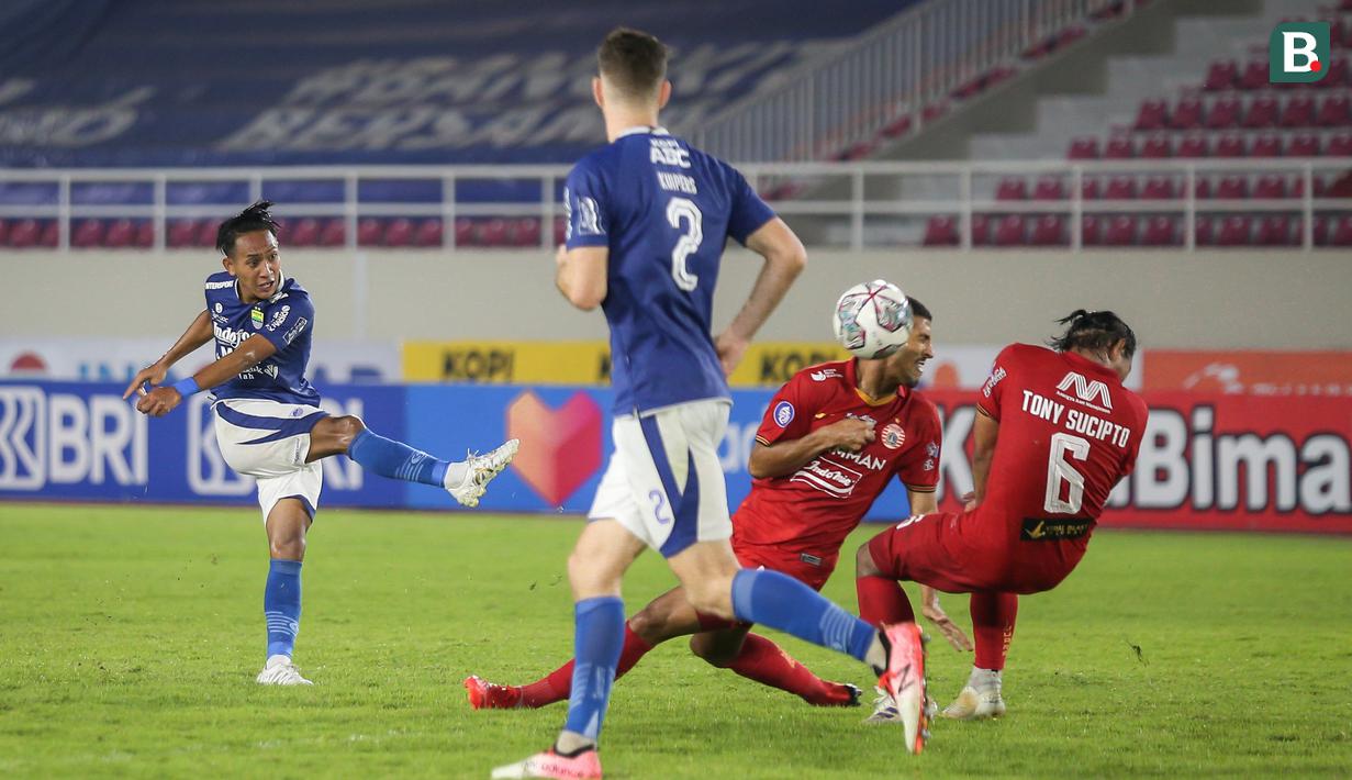 Pemain Persib Bandung, Beckham Putra (kiri) melepaskan tendangan ke gawang Persija Jakarta dalam laga pekan ke-12 BRI Liga 1 2021/2022 di Stadion Manahan, Solo, Sabtu (20/11/2021). (Bola.com/Bagaskara Lazuardi)