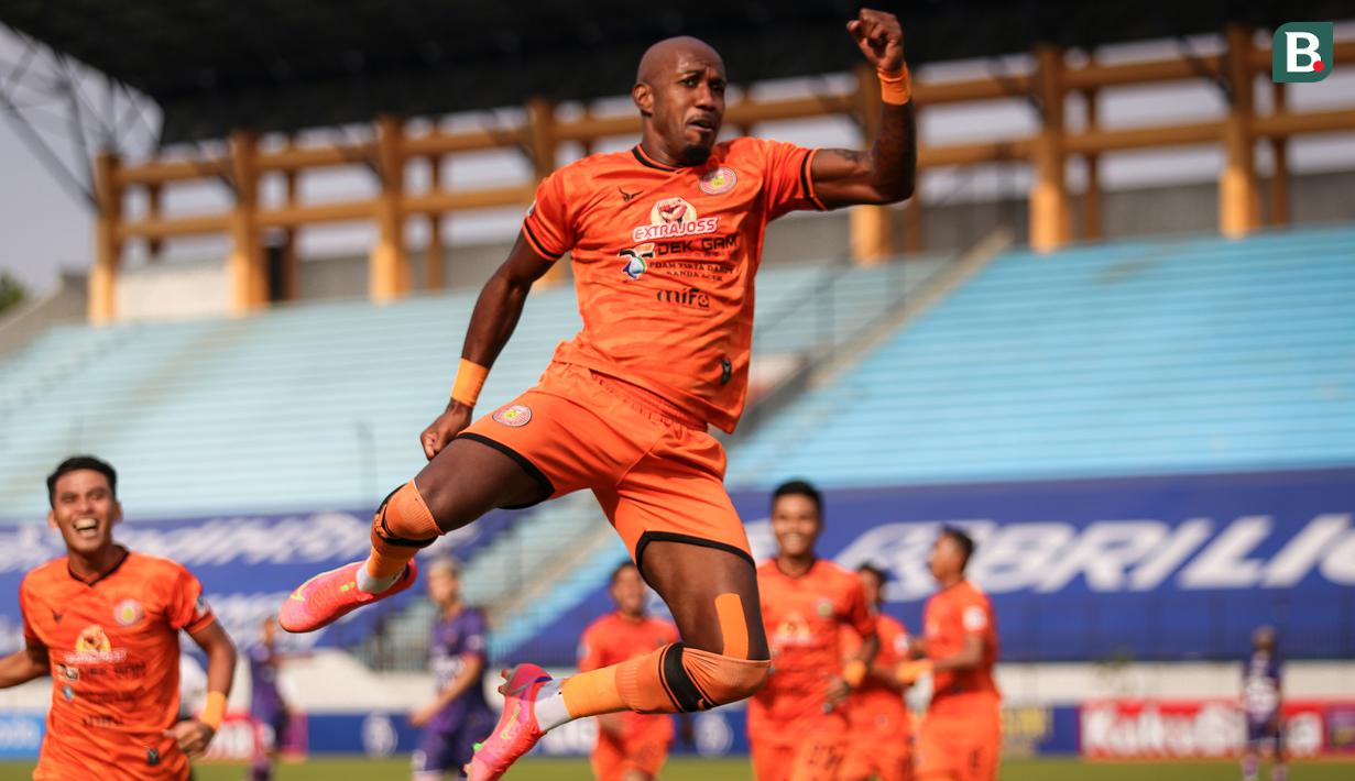 Pemain Persiraja Banda Aceh, Paulo Henrique merayakan gol ke gawang Persita Tangerang dalam laga pekan ke-7 BRI Liga 1 2021/2022 di Stadion Moch Soebroto, Magelang, Sabtu (16/10/2021). (Bola.com/Bagaskara Lazuardi)