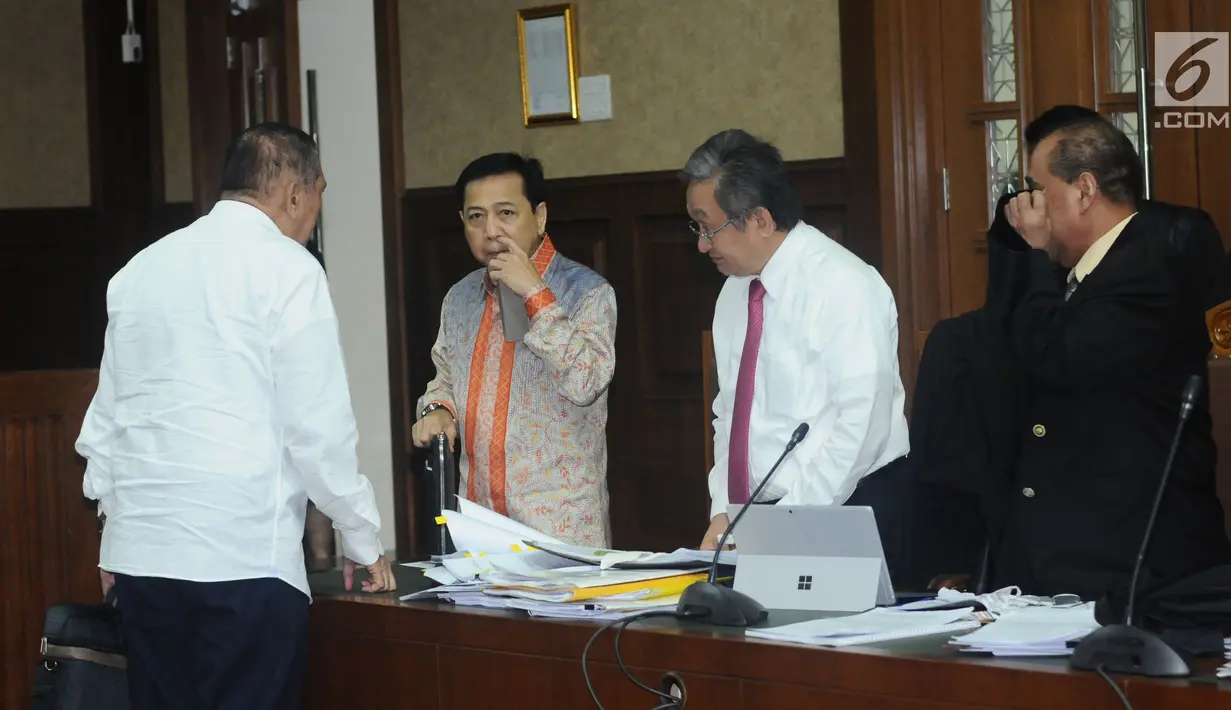 Ketua Komisi II DPR RI 2009-2014, Chairuman Harahap (kiri) bersama terdakwa dugaan korupsi proyek e-KTP, Setya Novanto saat jeda persidangan di Pengadilan Tipikor, Jakarta, Kamis (1/2). (Liputan6.com/Helmi Fithriansyah)