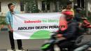 Aksi solidaritas Indonesia menolak hukuman mati di Megaria, Jakarta, Jumat, (24/4/2015). Pengunjuk rasa mengkritisi sistem peradilan yang tidak transparan dan tidak independen dalam memberikan hukuman mati. (Liputan6.com/Helmi Afandi)