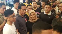 Presiden Jokowi tidak mau ketinggalan euforia peluncuran sneakers terbaru dari Vans yang berkolaborasi dengan band Metallica. (Liputan6.com/Aditya Eka Prawira)
