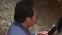 Momen Pendakwah Anwar Zahid Duduk di Pinggir Jalan Usai Kecelakaan (Instagram @halojatimku)