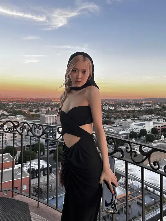 Rosé BLACKPINK  menghadiri karpet merah LACMA Art + Film Gala pada hari Sabtu, mengenakan hooded dress yang menakjubkan dari Saint Laurent. [@roses_are_rosie]