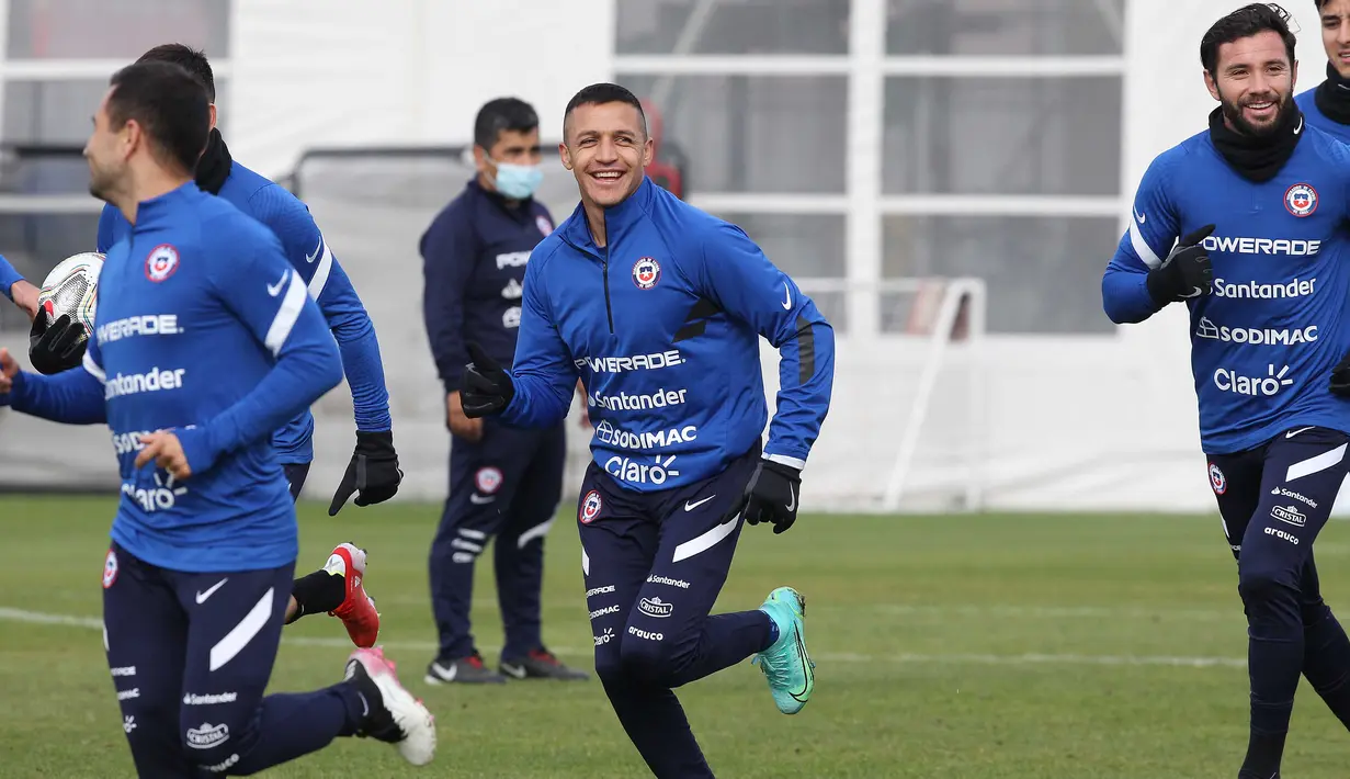 Penyerang timnas Chile, Alexis Sanchez selama sesi latihan menjelang pertandingan Copa America 2021 melawan Brasil di Santiago, Rabu (30/6/2021). Laga Brasil vs Chile di babak perempat final akan berlangsung di Stadion Nilton Santos pada Sabtu, 3 Juli 2021. (CARLOS PARRA/ANFP/AFP)